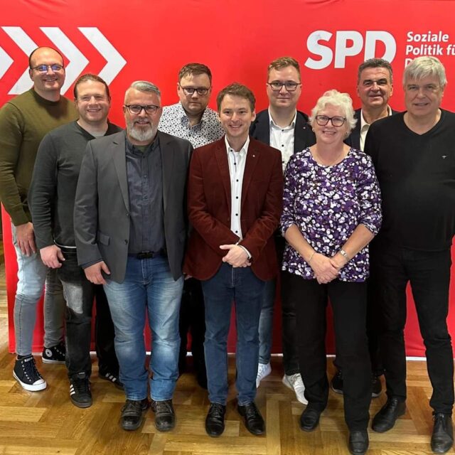 Kreispateitag der SPD Nordsachsen

Am Wochenende fand der Kreisparteitag der SPD Nordsachsen in Eilenburg statt. 
Wir haben unter anderem einen neuen Vorstand gewählt. Stefan Lange wurde, nach einer inspirierenden Rede, mit breiter Mehrheit in seinem Amt bestätigt. Für Taucha rückt Christof Heinzerling in den Kreisvorstand.

Unsere Vorsitzende Juliane Piepersberg und Christof Heinzerling vertreten unseren Ortsverein zudem auf dem Landesparteitag der SPD Sachsen.

Nach einigen Grußworten, u.a. von Holger Mann (Mitglied des Deutschen Bundestags) und Henning Homann (Vorsitzender der SPD Sachsen und Mitglied des Sächsischen Landtags), wählten wir zum Schluss unseren Kandidaten für die Bundestagswahl im Februar.

Heiko Wittig wurde mit breiter Mehrheit als Kandidat für den nächsten Bundestag gewählt.

Lieber Heiko, vielen Dank für Dein Engagement. Du kannst auf uns in Taucha zählen!

Ihre/Eure SPD Taucha

#spdtaucha #SPD #spdnordsachsen #taucha #Bundestagswahl